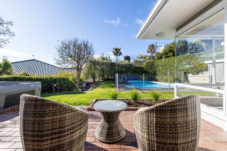 Photo of property in 21 Busby Hill, Havelock North, 4130
