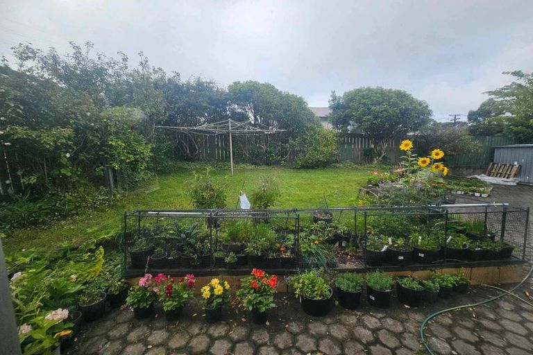 Photo of property in 1 Kinapori Terrace, Newlands, Wellington, 6037