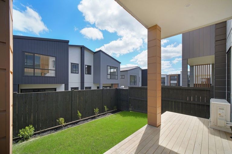 Photo of property in 8 Don Oliver Lane, Glen Eden, 0602