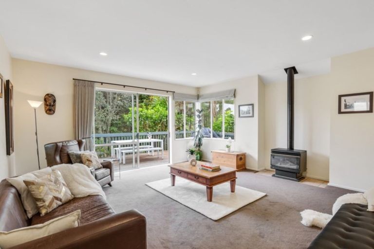 Photo of property in 18 Tyrico Close, Unsworth Heights, Auckland, 0632