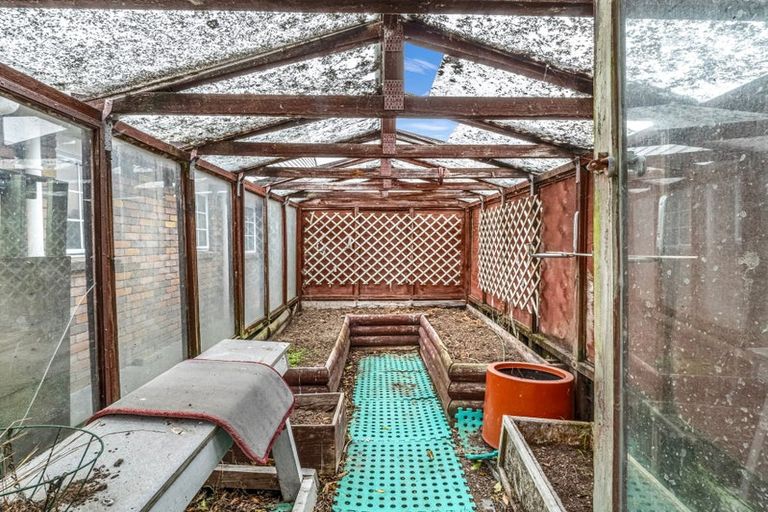 Photo of property in 16 Rosebank Avenue, Kelvin Grove, Palmerston North, 4414