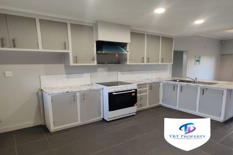 Photo of property in 12a Waiari Road, Conifer Grove, Takanini, 2112