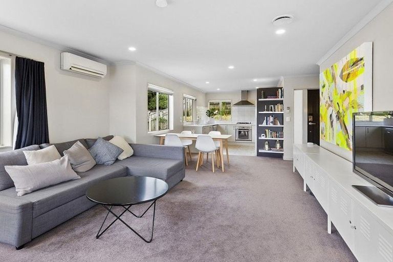 Photo of property in 55 Glanmire Road, Newlands, Wellington, 6037