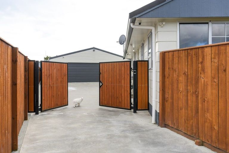 Photo of property in 35 Hillcrest Drive, Kelvin Grove, Palmerston North, 4414