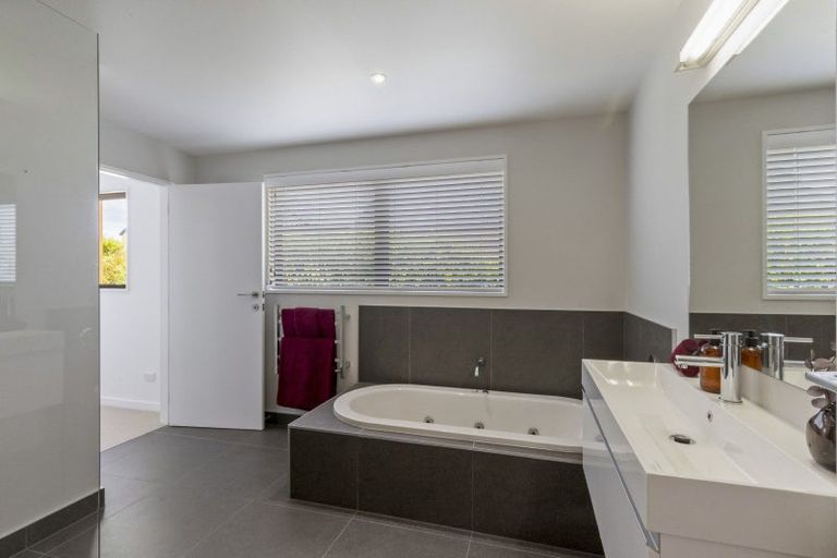 Photo of property in 3 Pioneer Court, Jacks Point, Queenstown, 9371