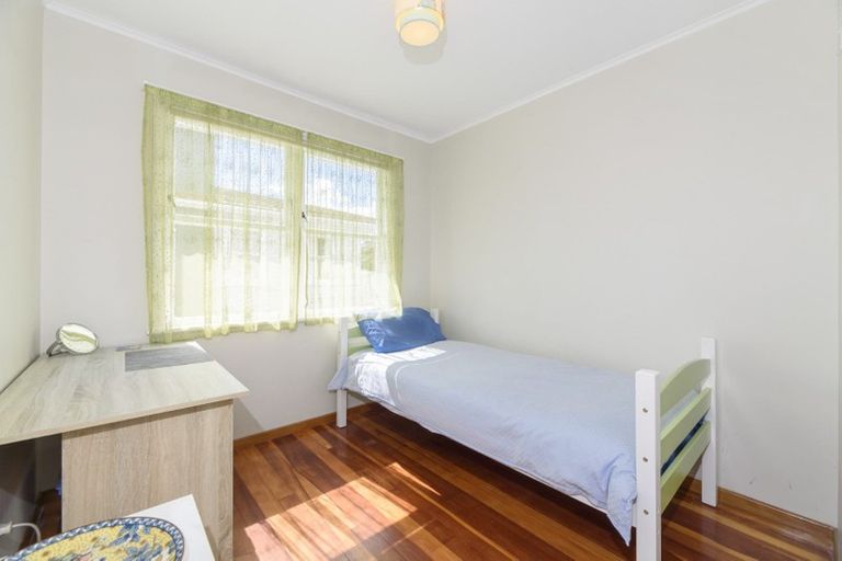 Photo of property in 18 Huruhuru Road, Massey, Auckland, 0614