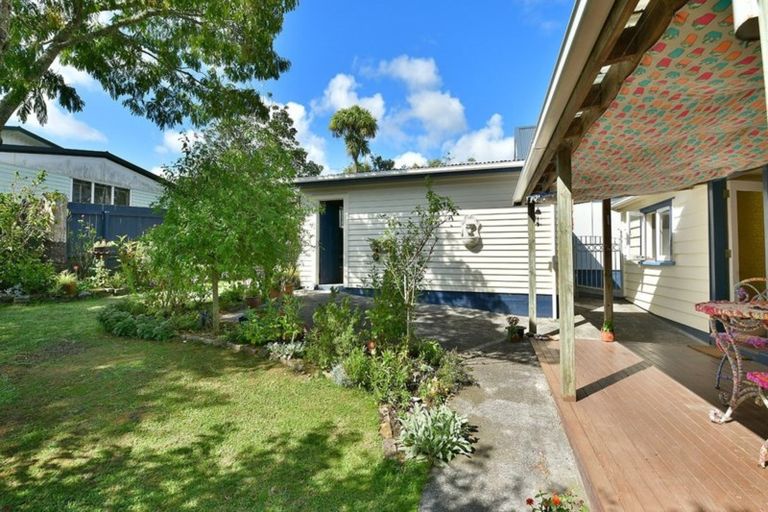 Photo of property in 28 Puriri Street, Helensville, 0800