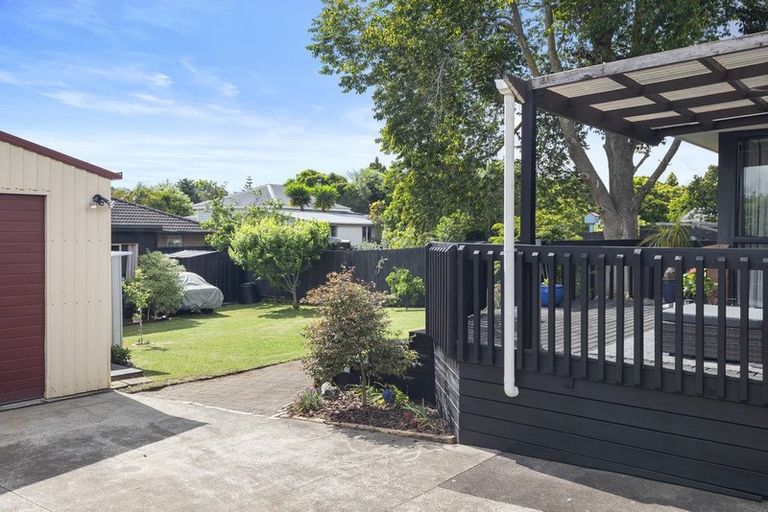 Photo of property in 16 Stonehurst Avenue, Waiuku, 2123