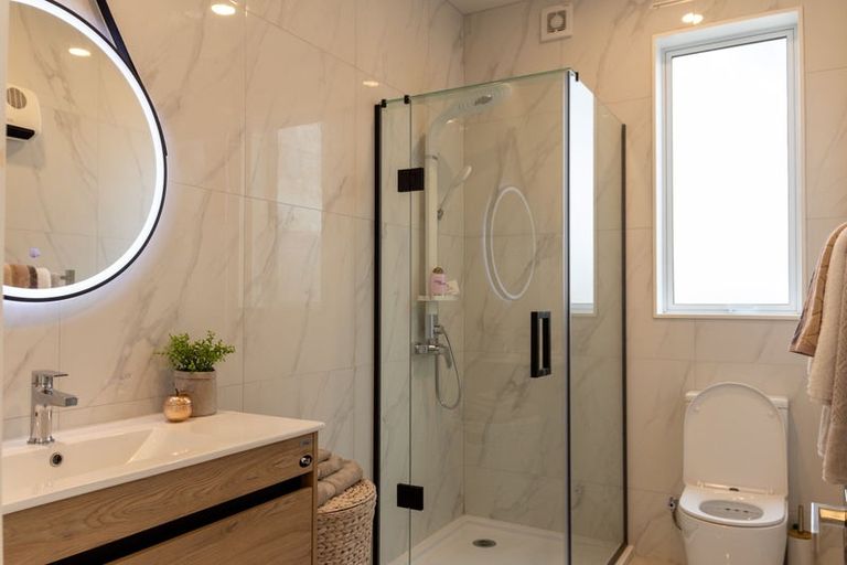 Photo of property in 5 Gladfield Lane, Te Atatu Peninsula, Auckland, 0610