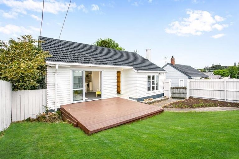 Photo of property in 24 Northall Road, New Lynn, Auckland, 0600