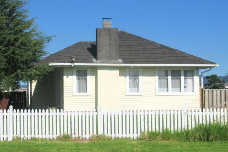 Photo of property in 42 Smythe Road, Henderson, Auckland, 0612