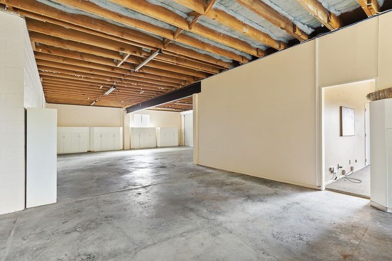 Photo of property in 99 Akaroa Drive, Maupuia, Wellington, 6022