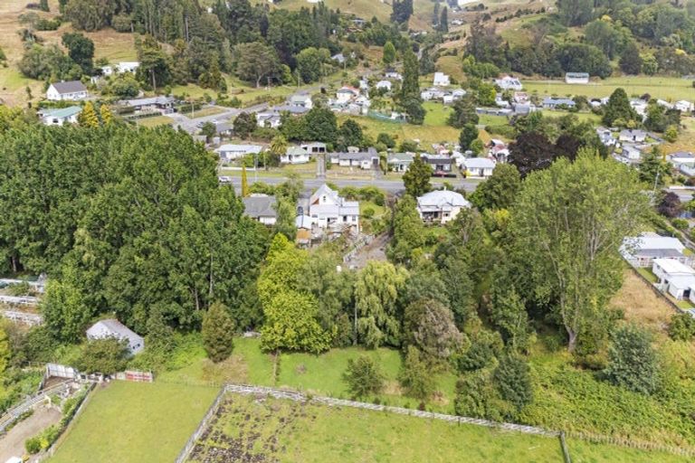 Photo of property in 19 Milne Street, Hunterville, 4730