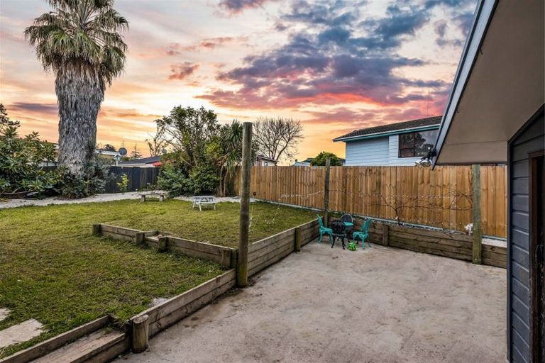 Photo of property in 13 Moxham Grove, Massey, Auckland, 0614