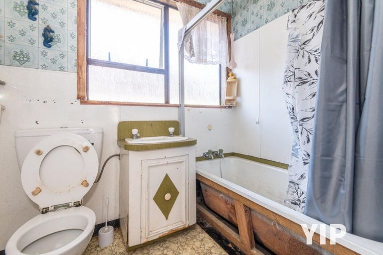 Photo of property in 33 Spenmoor Street, Newlands, Wellington, 6037