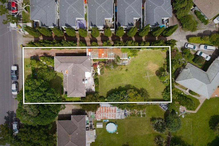 Photo of property in 70 Buscomb Avenue, Henderson, Auckland, 0610