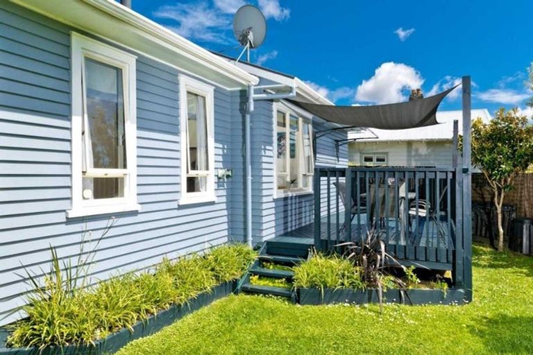 Photo of property in 16 Woodglen Road, Glen Eden, Auckland, 0602