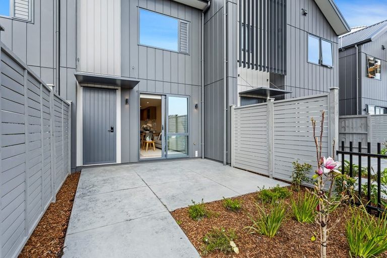 Photo of property in 12 Port Way, Rosehill, 2113