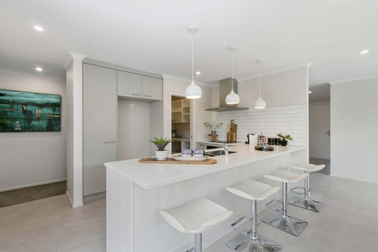 Photo of property in 8 Waituarua Drive, Takanini, 2112