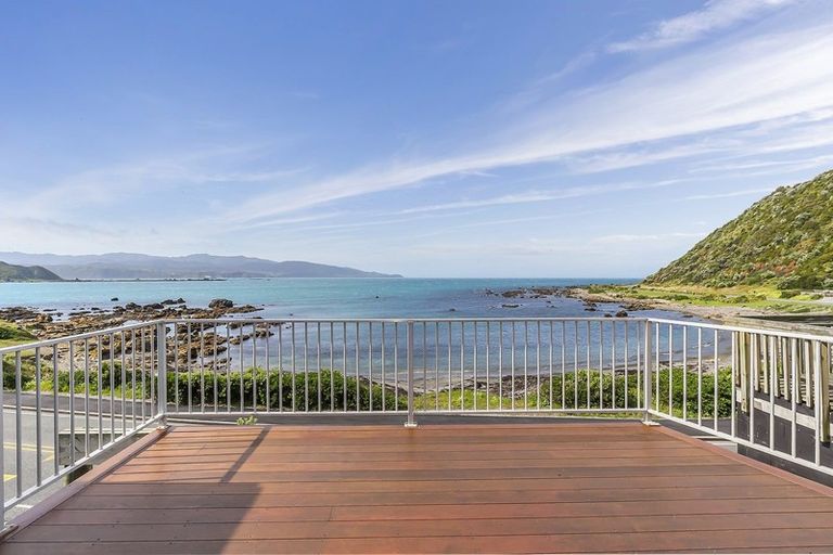 Photo of property in 402 Queens Drive, Lyall Bay, Wellington, 6022