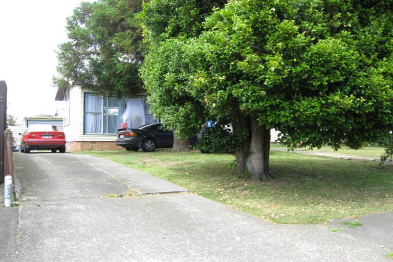 Photo of property in 28 Staverton Crescent, Mangere, Auckland, 2022
