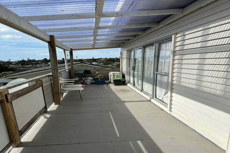 Photo of property in 1/23 Sovereign Place, Glenfield, Auckland, 0629