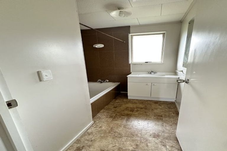 Photo of property in 21 Finn Place, Totara Vale, Auckland, 0629