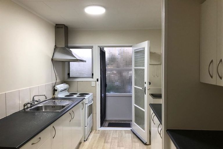 Photo of property in 3/305 Great North Road, Henderson, Auckland, 0612