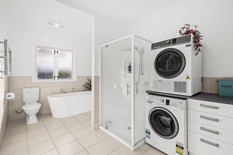 Photo of property in 2 Rere Place, Parakai, 0830