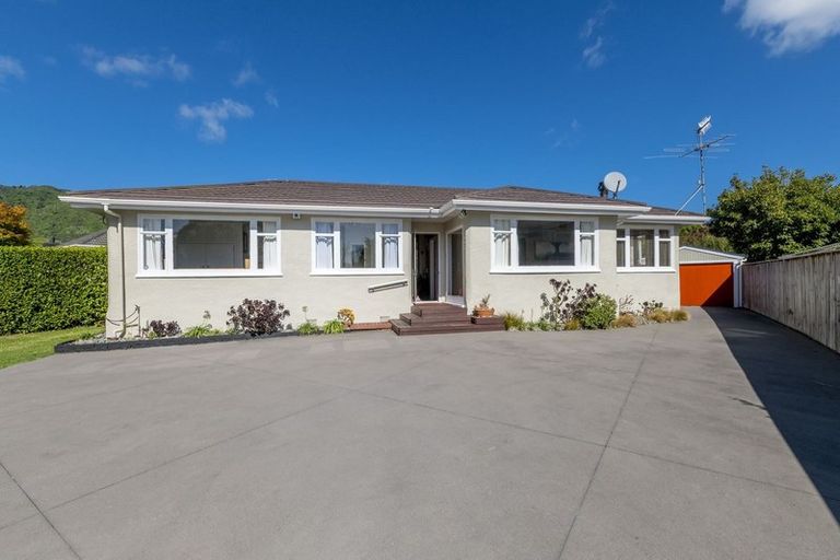 Photo of property in 10 Kohekohe Road, Waikanae, 5036