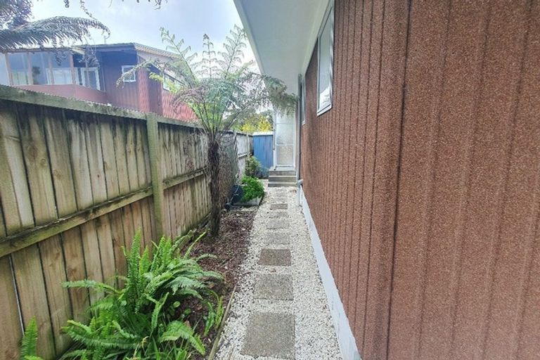 Photo of property in 24 Walton Street, Red Beach, 0932