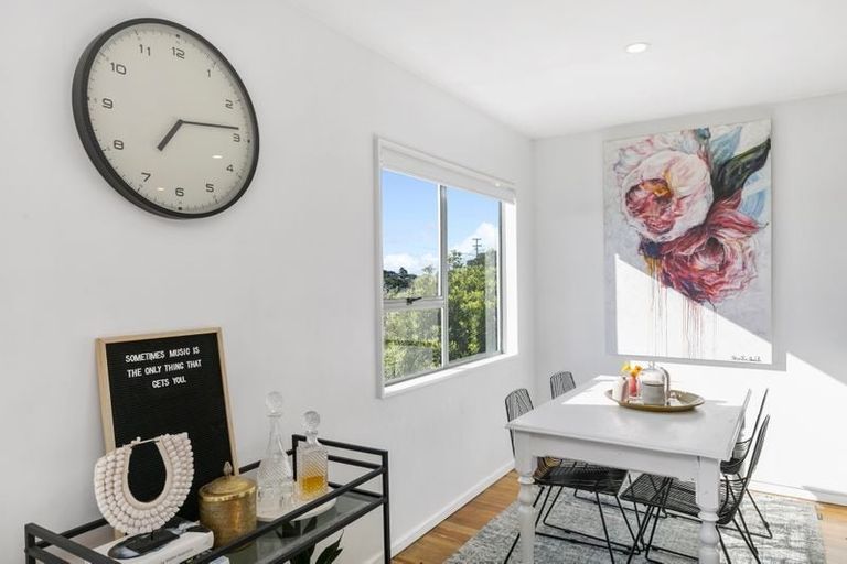 Photo of property in 8 Innes Way, Newlands, Wellington, 6037