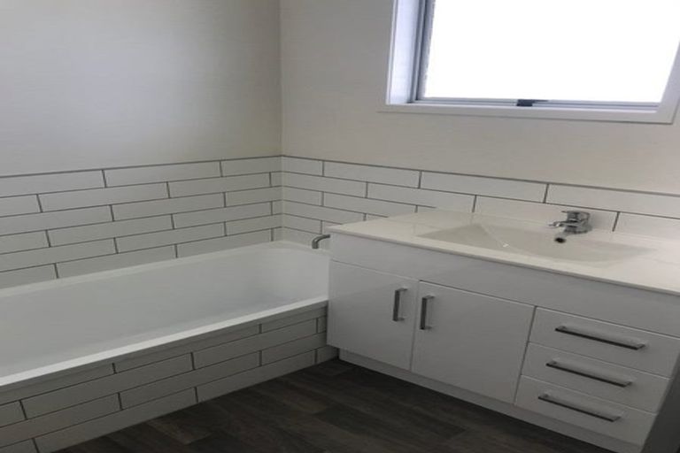 Photo of property in 119 Lynn Road, Bayview, Auckland, 0629