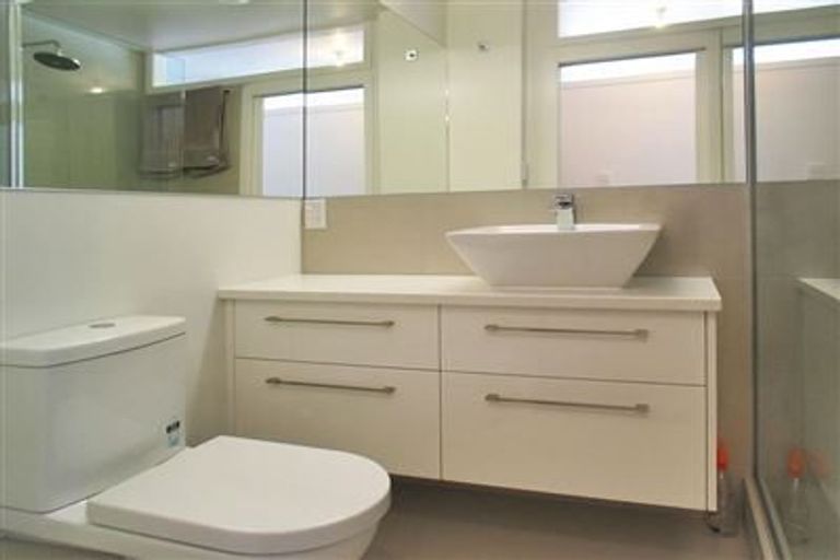 Photo of property in 2f3 Oriental Terrace, Mount Victoria, Wellington, 6011