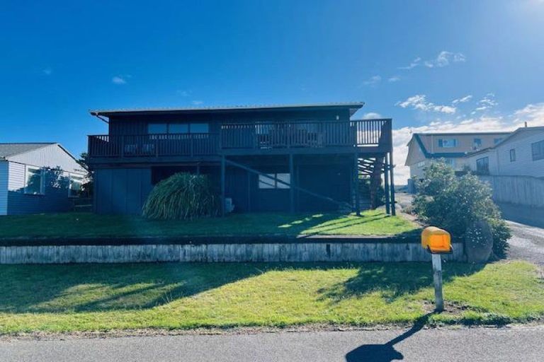 Photo of property in 14 Okiwa Terrace, Waiinu Beach, Whanganui, 4588