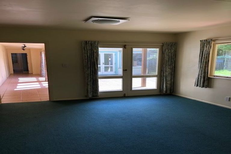 Photo of property in 160 Newlands Road, Newlands, Wellington, 6037