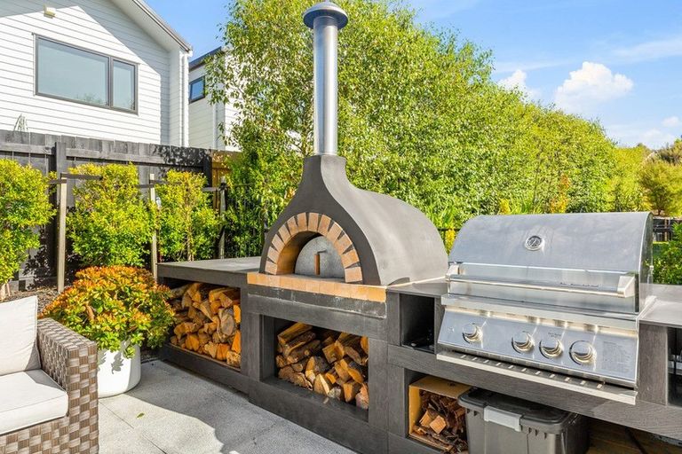 Photo of property in 69 Karepiro Drive, Stanmore Bay, Whangaparaoa, 0932