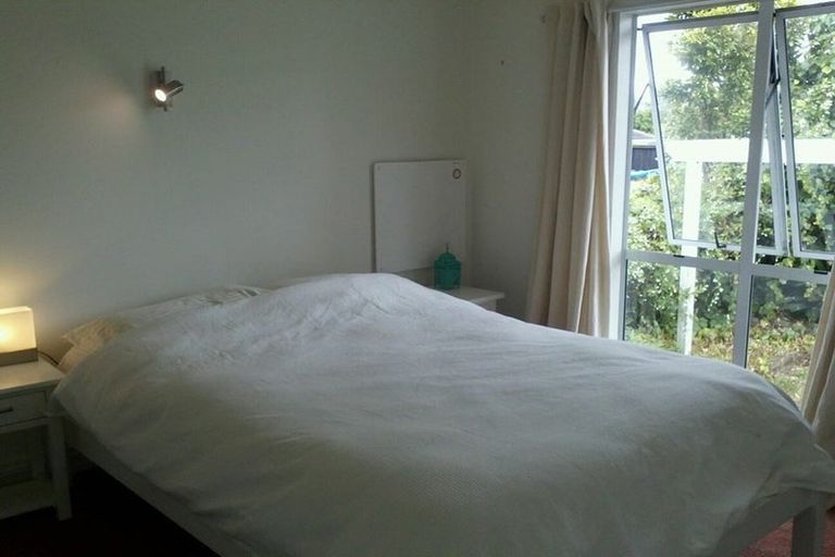 Photo of property in 28 Rewarewa Road, Te Atatu Peninsula, Auckland, 0610