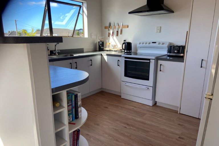 Photo of property in 2a Rixon Place, Te Atatu Peninsula, Auckland, 0610