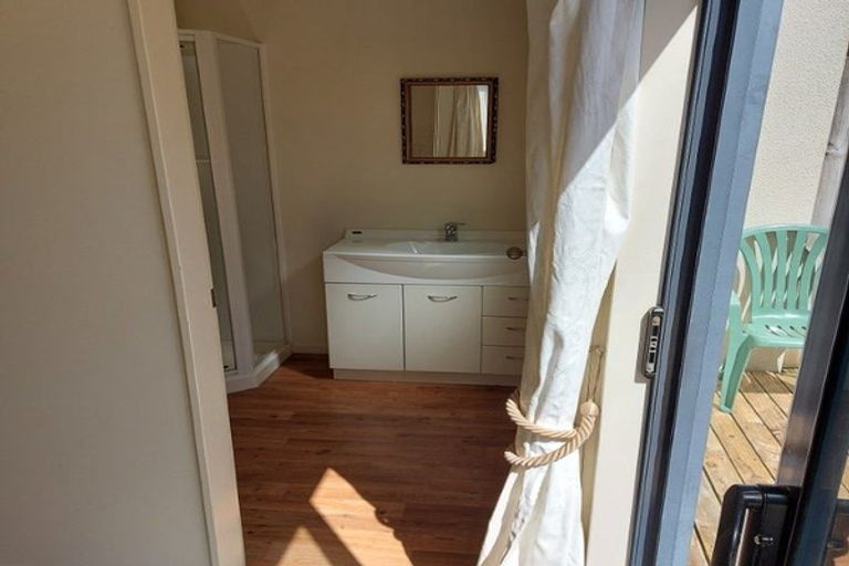 Photo of property in 2 Stella Grove, Newlands, Wellington, 6037