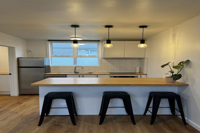 Photo of property in 7/127 Queens Drive, Lyall Bay, Wellington, 6022