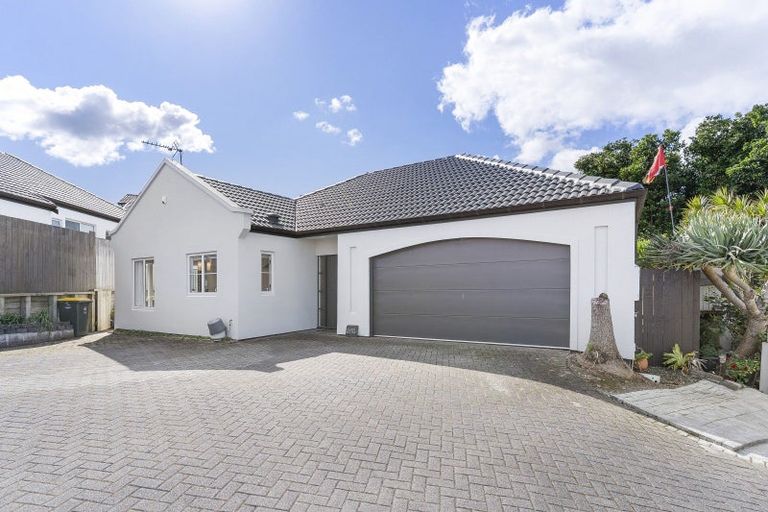 Photo of property in 2/12 Vireya Court, Goodwood Heights, Auckland, 2105