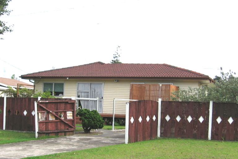 Photo of property in 15 Huruhuru Road, Massey, Auckland, 0614