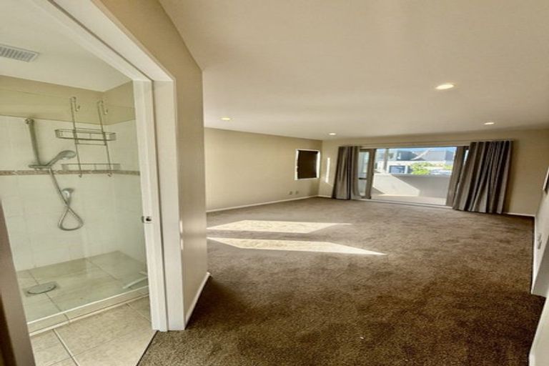 Photo of property in 8 Scarboro Terrace, Murrays Bay, Auckland, 0630