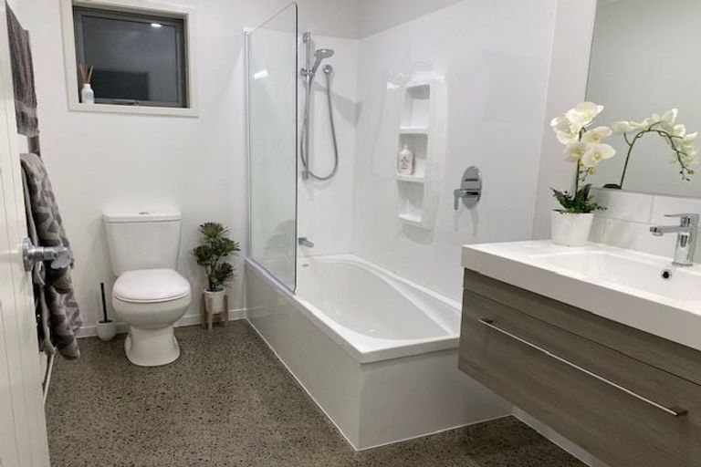 Photo of property in 2 Hooton Drive, Kumeu, 0810