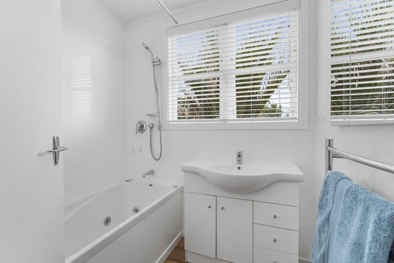 Photo of property in 50 Winara Avenue, Waikanae, 5036