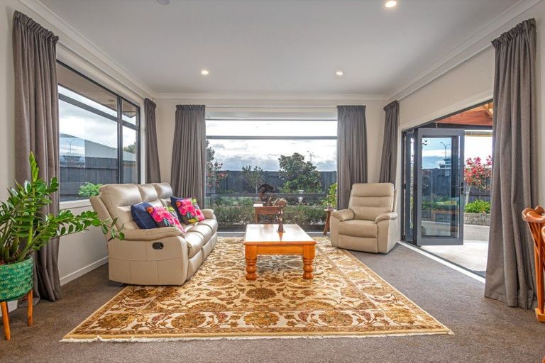 Photo of property in 8 Crabapple Close, Milson, Palmerston North, 4414