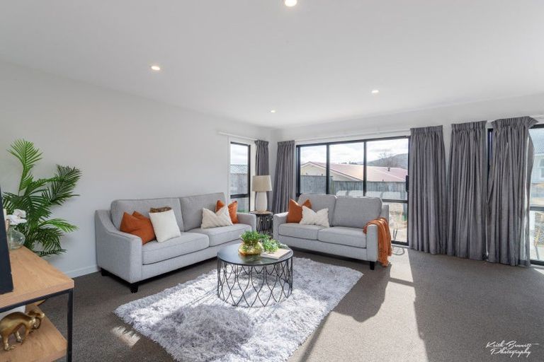 Photo of property in 25 Helvetia Grove, Naenae, Lower Hutt, 5011