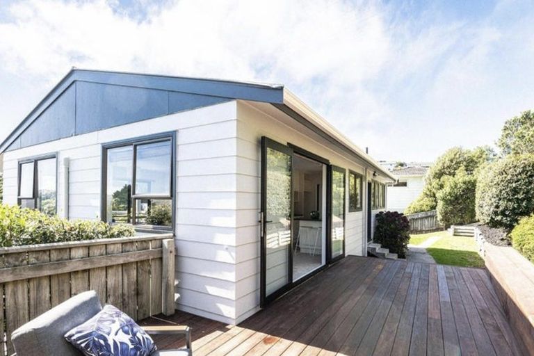 Photo of property in 44 Colchester Crescent, Newlands, Wellington, 6037