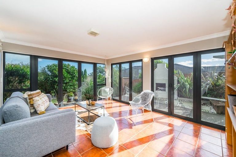 Photo of property in 32 Quadrant Heights, Paraparaumu, 5032